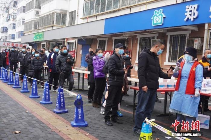 資料圖：1月7日，河南鄭州，市民有序排隊(duì)進(jìn)行核酸檢測(cè)。<a target='_blank' href='/'>中新社</a>記者 劉鵬 攝