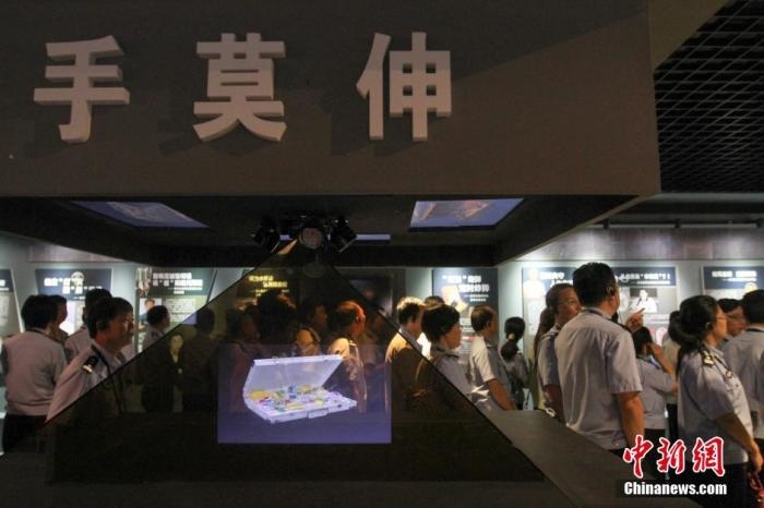 資料圖：2015年10月，海南省公安廳組織黨員干部前往反腐倡廉警示教育基地參觀受教。洪堅鵬 攝