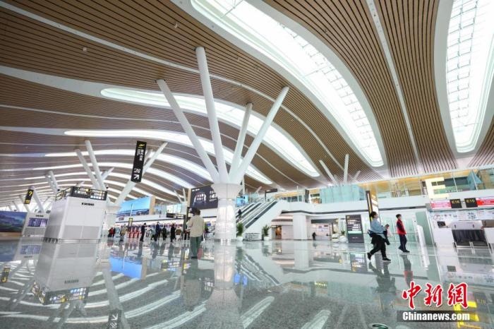 資料圖：貴陽(yáng)龍洞堡國(guó)際機(jī)場(chǎng)T3航站樓出發(fā)大廳。 瞿宏倫 攝