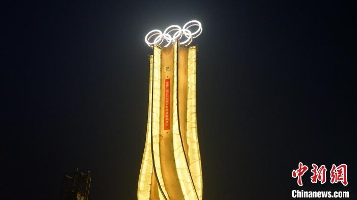 1月25日，由中建二局三公司承建的“海陀塔”順利竣工，奧運(yùn)五環(huán)閃耀延慶冬奧賽區(qū)?！≈薪ǘ秩竟﹫D
