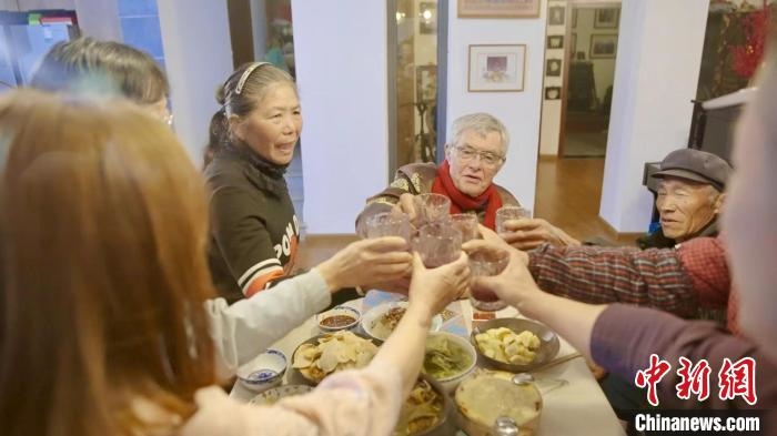 圖為賀歲紀(jì)錄片《“洋女婿”的中國年》劇照。　胡遠航 攝