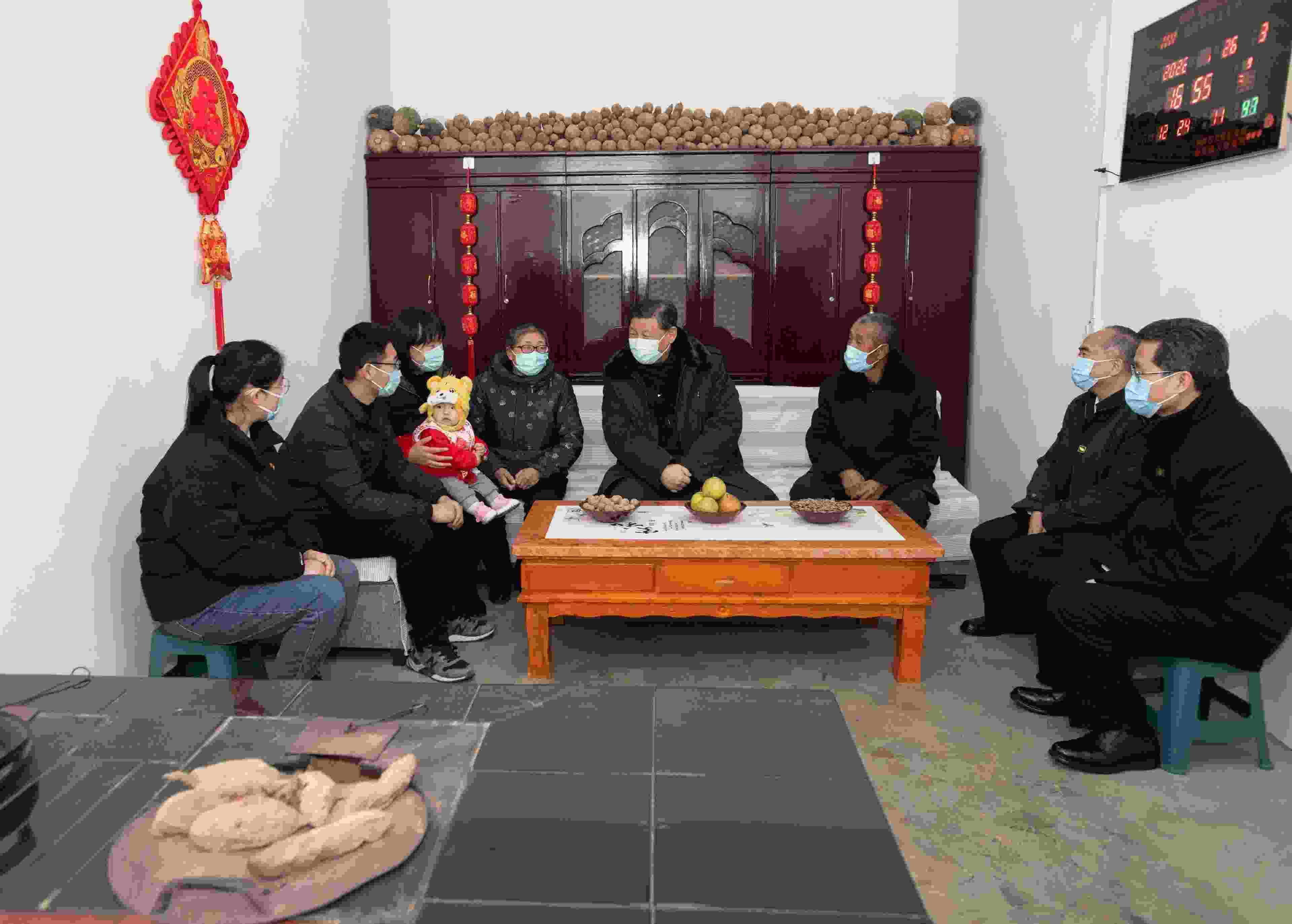 △2022年1月26日，中共中央總書記、國家主席、中央軍委主席習(xí)近平在臨汾市汾西縣僧念鎮(zhèn)段村同村民蔡文明一家親切交流。