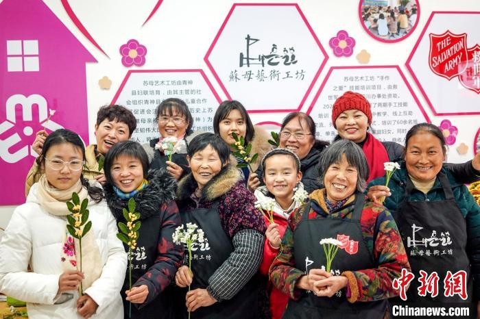 “蘇母藝術(shù)工坊”文創(chuàng)工作室的姐妹們?！」帕捡x 攝