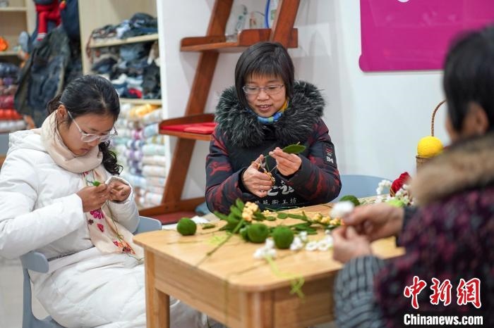 文創(chuàng)工作室的姐妹們正在鉤織月桂葉片?！」帕捡x 攝