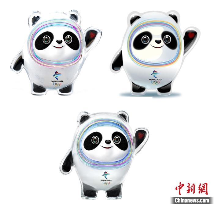 設(shè)計(jì)團(tuán)隊(duì)將“冰絲帶”的形象引入大熊貓后逐漸成型。上方兩個(gè)形象還是外八字腳，下方形象為最終定稿。　劉平云供圖