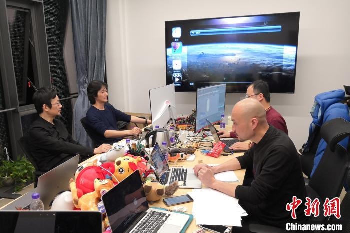 廣州美術(shù)學(xué)院曹雪、劉平云帶領(lǐng)的設(shè)計(jì)團(tuán)隊(duì)對(duì)北京冬奧會(huì)吉祥物加班加點(diǎn)進(jìn)行修改設(shè)計(jì)。(資料圖) 劉平云供圖