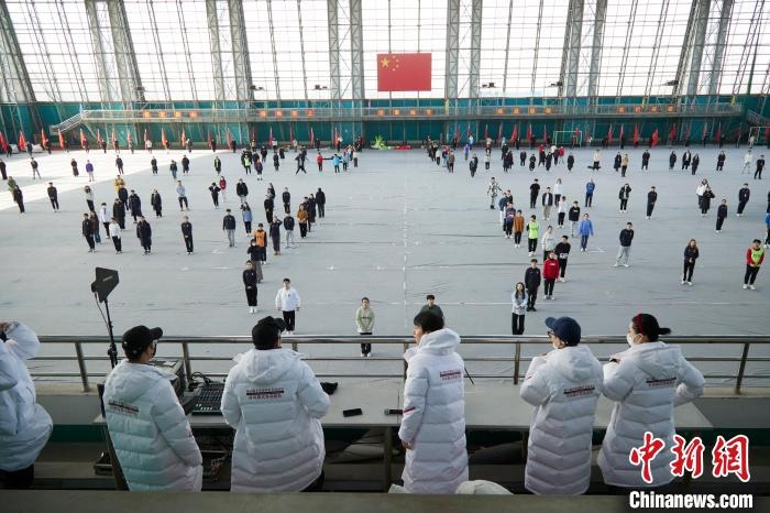 北京冬奧會閉幕式開始前，演員們在進行排練?！埼暮?供圖