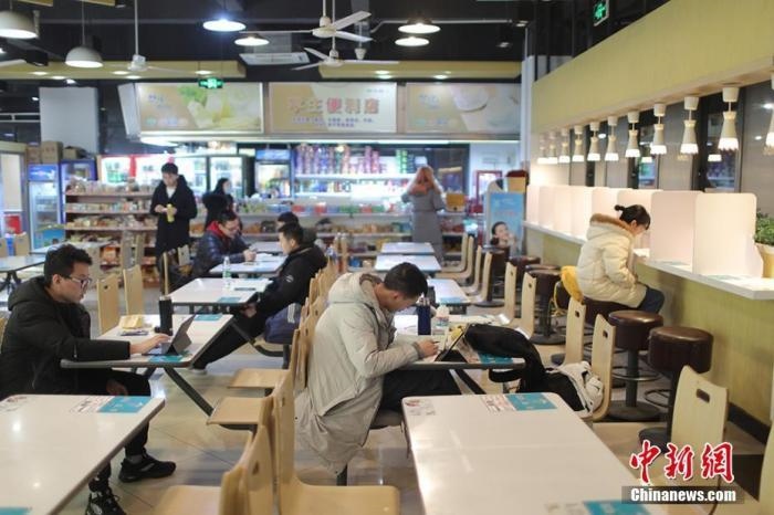 資料圖：考研學生在食堂內(nèi)復習。 泱波 攝