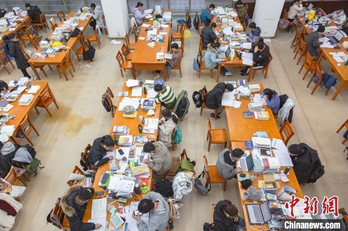 資料圖：南昌大學圖書館自習室內(nèi)，考生正在緊張復習?！⒘?攝
