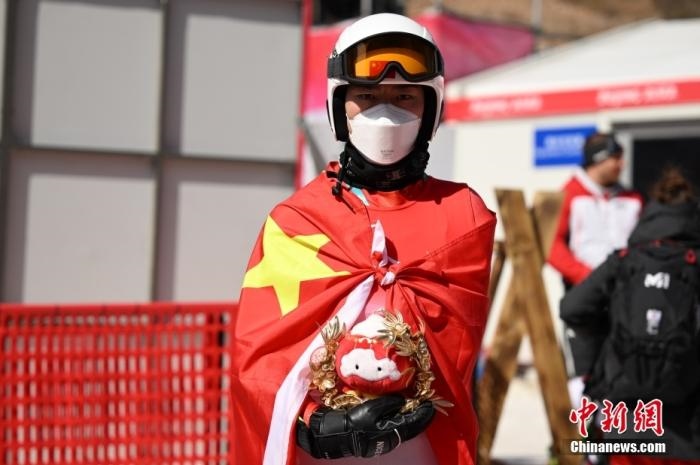 3月6日，中國選手梁景怡在賽后手捧吉祥物。當(dāng)日，北京2022年冬殘奧會殘奧高山滑雪男子超級大回轉(zhuǎn)-站姿決賽在國家高山滑雪中心舉行，中國選手梁景怡奪得冠軍。 <a target='_blank' href='/'>中新社</a>記者 劉冉陽 攝 　