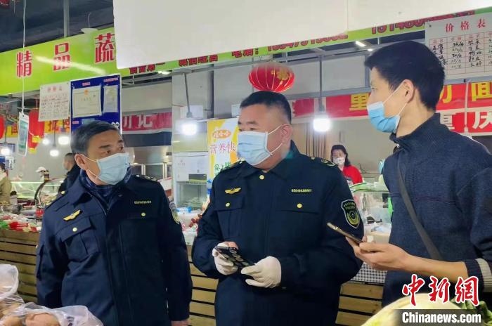 圖為執(zhí)法人員進行調(diào)查?！±铈面谩z