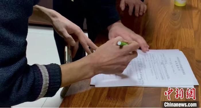 圖為現(xiàn)場下達詢問通知書?！±铈面?攝