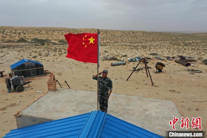 圖為每天升旗是謝寶民的必修課?！∈茉L者供圖