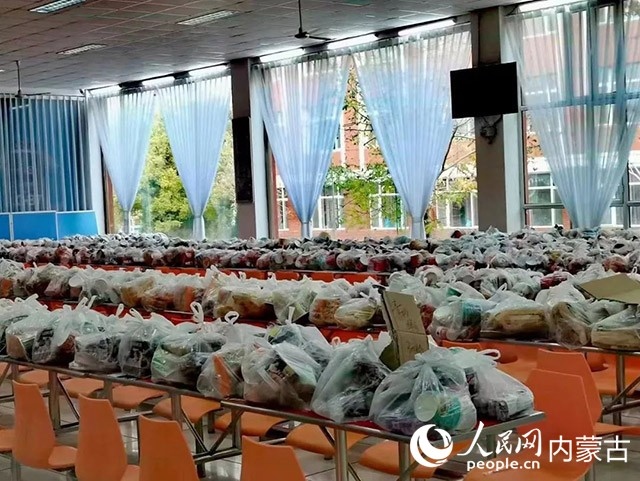 內(nèi)蒙古師范大學(xué)為返鄉(xiāng)學(xué)生準(zhǔn)備午餐和路途上的方便食品。內(nèi)蒙古教育廳供圖