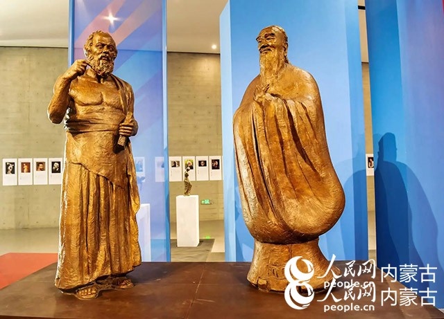 吳為山作品《神遇——孔子與蘇格拉底的對(duì)話》。實(shí)習(xí)生 楊光攝