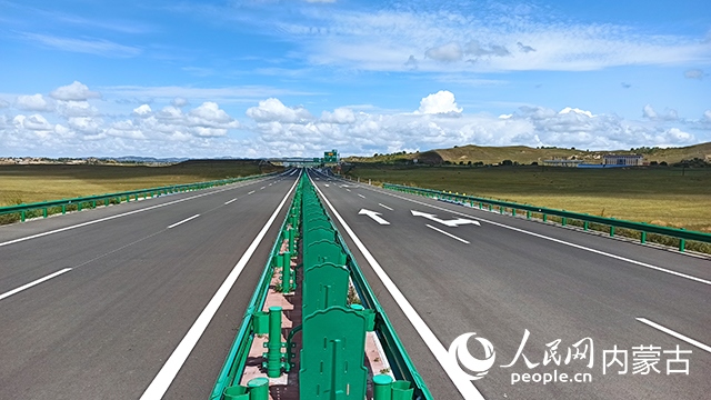 G1611經(jīng)棚至烏蘭布統(tǒng)高速公路項(xiàng)目。人民網(wǎng)記者 趙夢(mèng)月攝