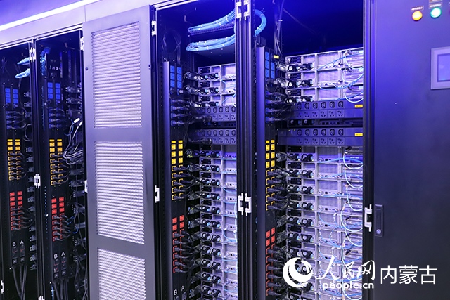 內(nèi)蒙古高性能計(jì)算公共服務(wù)平臺(tái)機(jī)房。人民網(wǎng)記者 苗陽(yáng)攝