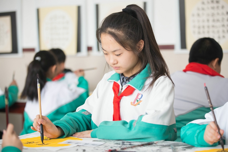 北重一小，學(xué)生正在書寫毛筆字 (2).jpg