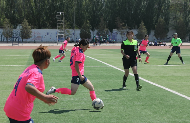 3.大學生足球聯(lián)賽本科組比賽現(xiàn)場，內(nèi)蒙古民族大學（粉色）對陣呼和浩特民族學院.JPG