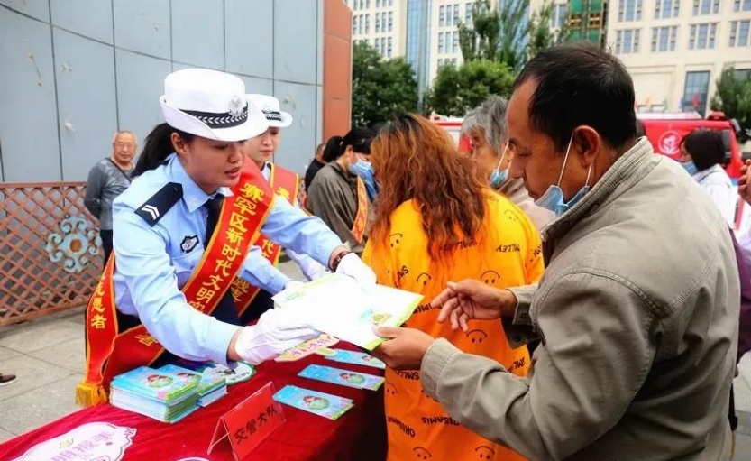 賽罕區(qū)舉行“永遠(yuǎn)跟黨走 文明我同行”創(chuàng)城集中宣傳活動(dòng)2.jpg