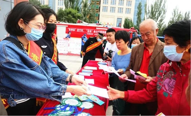 賽罕區(qū)舉行“永遠(yuǎn)跟黨走 文明我同行”創(chuàng)城集中宣傳活動(dòng) 4.jpg