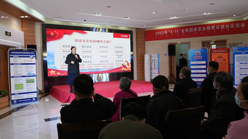線下聯(lián)合各國(guó)家安全委員單位同步開(kāi)展“國(guó)家安全進(jìn)社區(qū)”活動(dòng)，現(xiàn)場(chǎng)通過(guò)以國(guó)家安全知識(shí)問(wèn)答為主線，穿插烏蘭牧騎演出、國(guó)家安全宣講、發(fā)放國(guó)家安全法律法規(guī)讀本等形式，圍繞什么是國(guó)家安全、國(guó)家安全包含哪些內(nèi)容、如何維護(hù)國(guó)家安全等方面，為社區(qū)老百姓開(kāi)展宣傳宣講，同時(shí)作為現(xiàn)場(chǎng)“進(jìn)社區(qū)”活動(dòng)與線上直播活動(dòng)連線，把現(xiàn)場(chǎng)熱烈氣氛帶到網(wǎng)絡(luò)，與大家共同分享。 (4)_副本.jpg