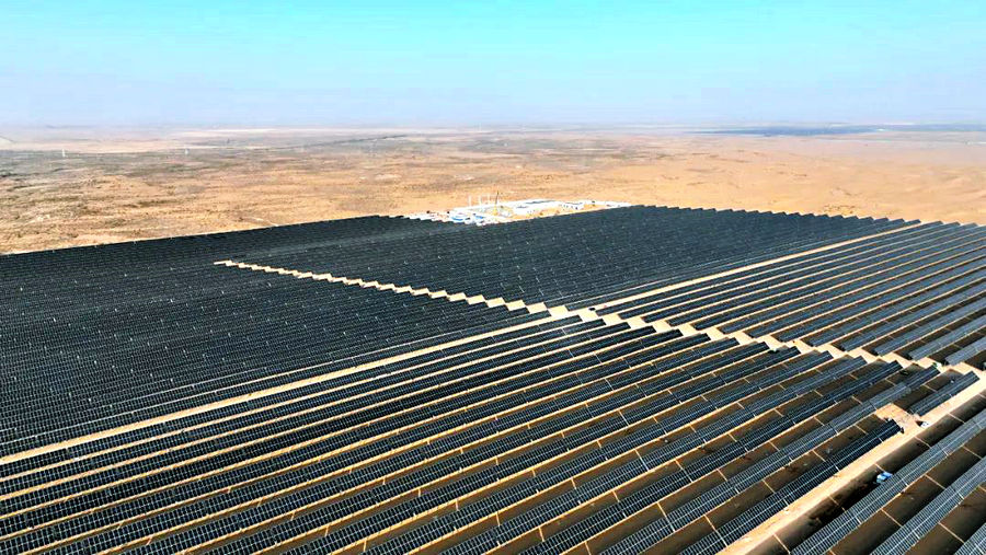 磴口縣10萬(wàn)千瓦光伏＋沙產(chǎn)業(yè)生態(tài)協(xié)同發(fā)展項(xiàng)目實(shí)現(xiàn)全容量并網(wǎng)發(fā)電.jpg
