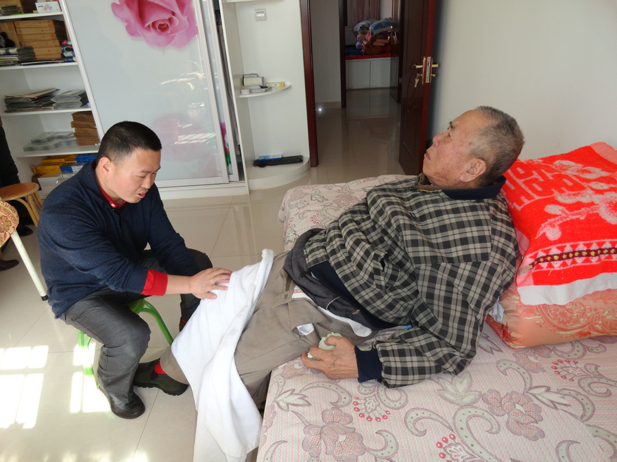 父親去世前照顧癱瘓?jiān)诖驳睦细赣H.JPG