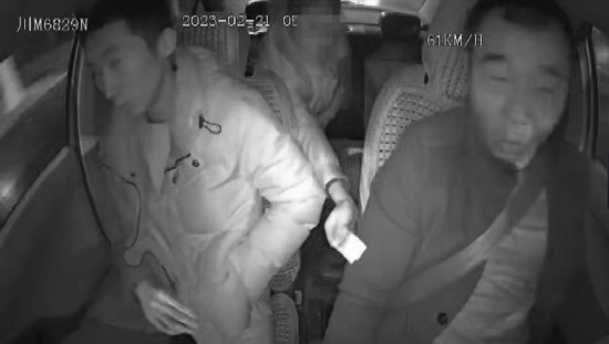 凌晨女子打車(chē)到江邊，并掏出百元大鈔給司機(jī)稱不用找了。資陽(yáng)公安供圖