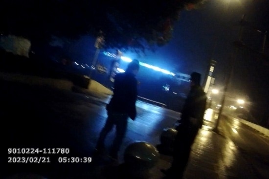 報(bào)警人唐師傅向民警講述情況 。資陽(yáng)公安供圖