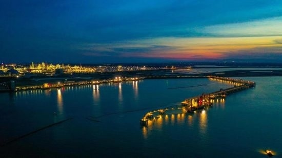 圖為中科煉化自建港口碼頭，30萬噸級原油泊位