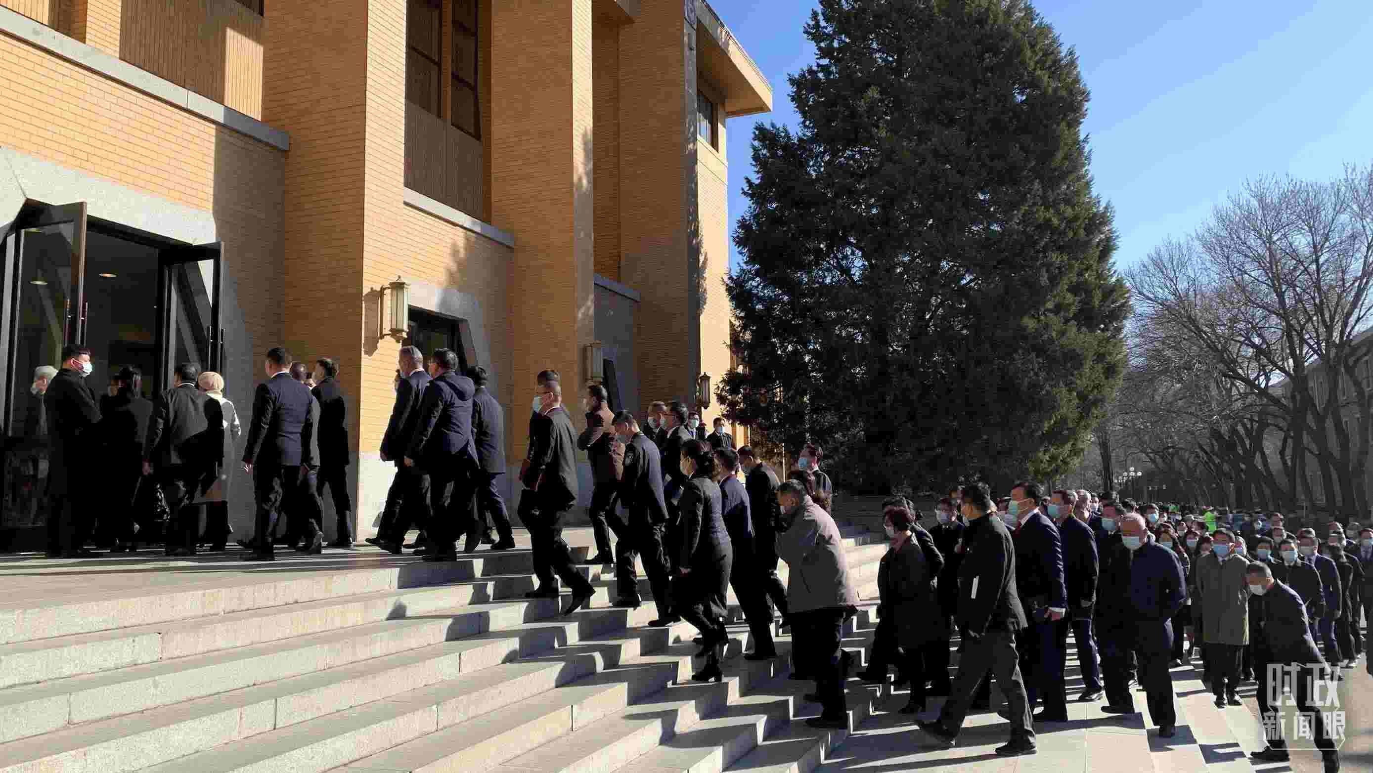 △參加這次慶祝大會暨開學(xué)典禮的與會人員正在步入會場。（總臺央視記者段德文拍攝）