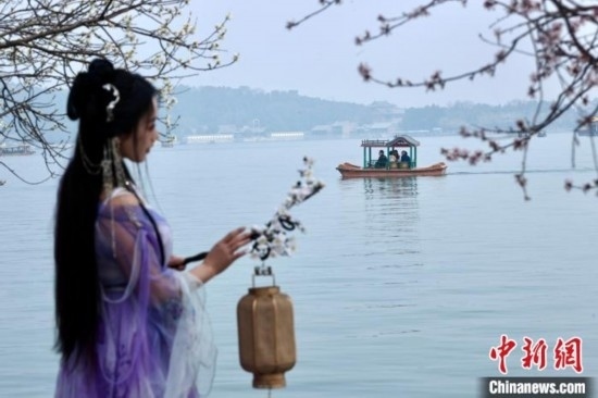 圖為游客在昆明湖畔游玩。<a target='_blank' data-cke-saved-href='/' href='/'><p align=