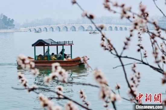 20日，頤和園游船開航。<a target='_blank' data-cke-saved-href='/' href='/'><p align=