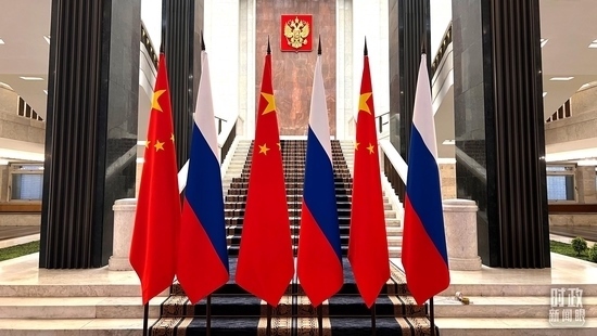 △習(xí)主席在這里同米舒斯京總理握手合影。（總臺(tái)央視記者程鋮拍攝）