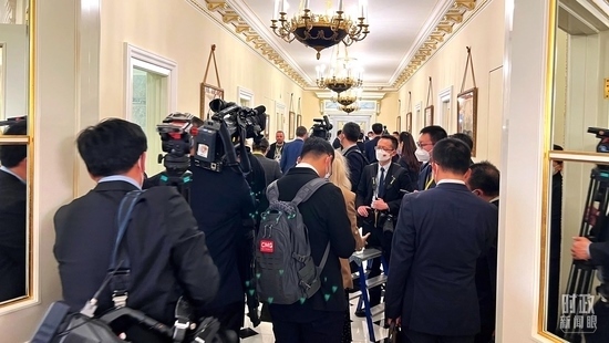  △等待進(jìn)入會(huì)場(chǎng)的新聞?dòng)浾邤D滿走廊。（總臺(tái)央視記者程鋮拍攝）