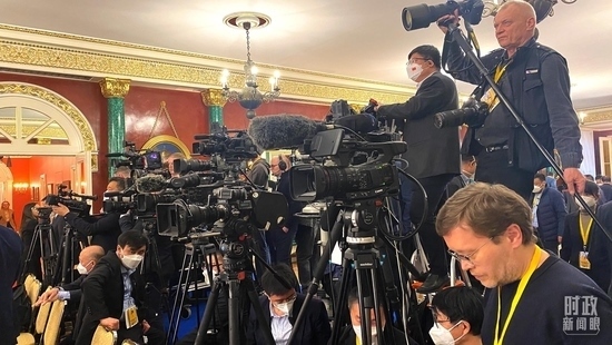 △等待中俄兩國(guó)元首共見(jiàn)記者的中外媒體同仁。（總臺(tái)央視記者段德文、李輝拍攝）