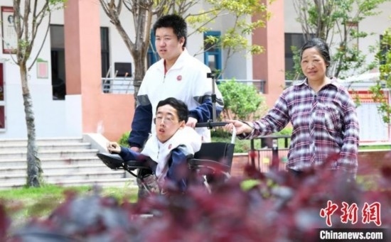 碰上天氣好，朱金祥就會(huì)利用休息時(shí)間，和鐘華強(qiáng)母親將其推出來賞賞花，曬曬太陽，呼吸一下外面的新鮮空氣。 卓忠偉 攝