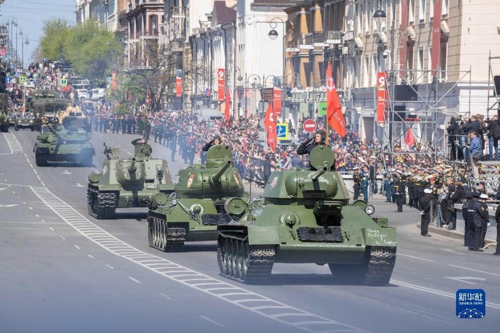 5月9日，在俄羅斯符拉迪沃斯托克市，坦克編隊參加閱兵式。新華社發(fā)（郭飛洲攝）
