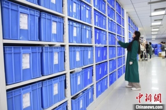 圖為鄭州大學(xué)人骨考古實(shí)驗(yàn)室內(nèi)的骨骼標(biāo)本庫。王宇 攝