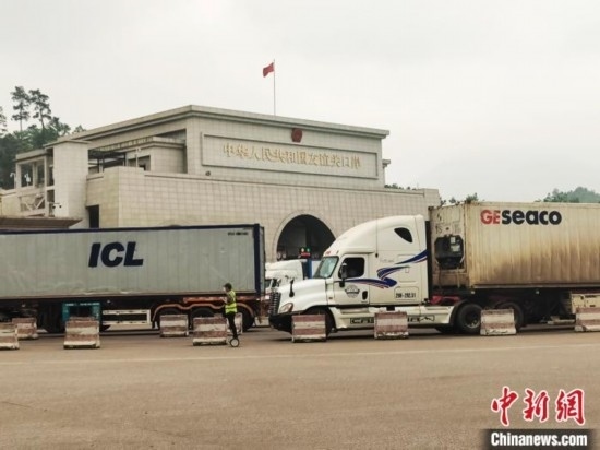 近日，位于中越邊境廣西憑祥市的友誼關(guān)口岸車水馬龍，裝載著東盟水果的跨境車輛來往不斷。黃艷梅 攝