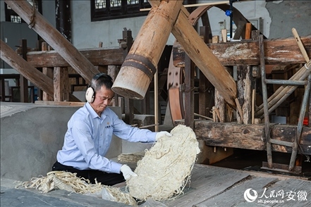 宣紙制作工藝——制簾。人民網(wǎng)記者 張俊攝