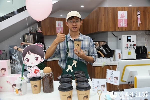 謝雨橋展示制作好的咖啡。人民網記者 馬曉波攝