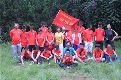 項目辦開展活動合影，喬海云（后排中，黑衣）和張月如（后排右一）