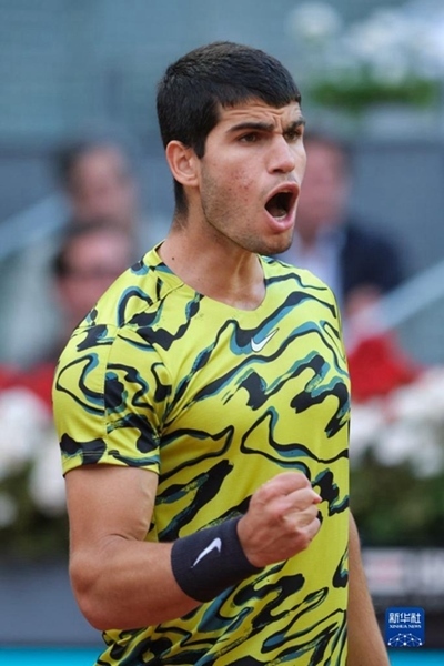 5月7日，阿爾卡拉斯在比賽中慶祝得分。當(dāng)日，在西班牙馬德里網(wǎng)球公開賽男單決賽中，西班牙選手阿爾卡拉斯以2比1戰(zhàn)勝德國(guó)選手施特魯夫，奪得冠軍。新華社記者 孟鼎博 攝