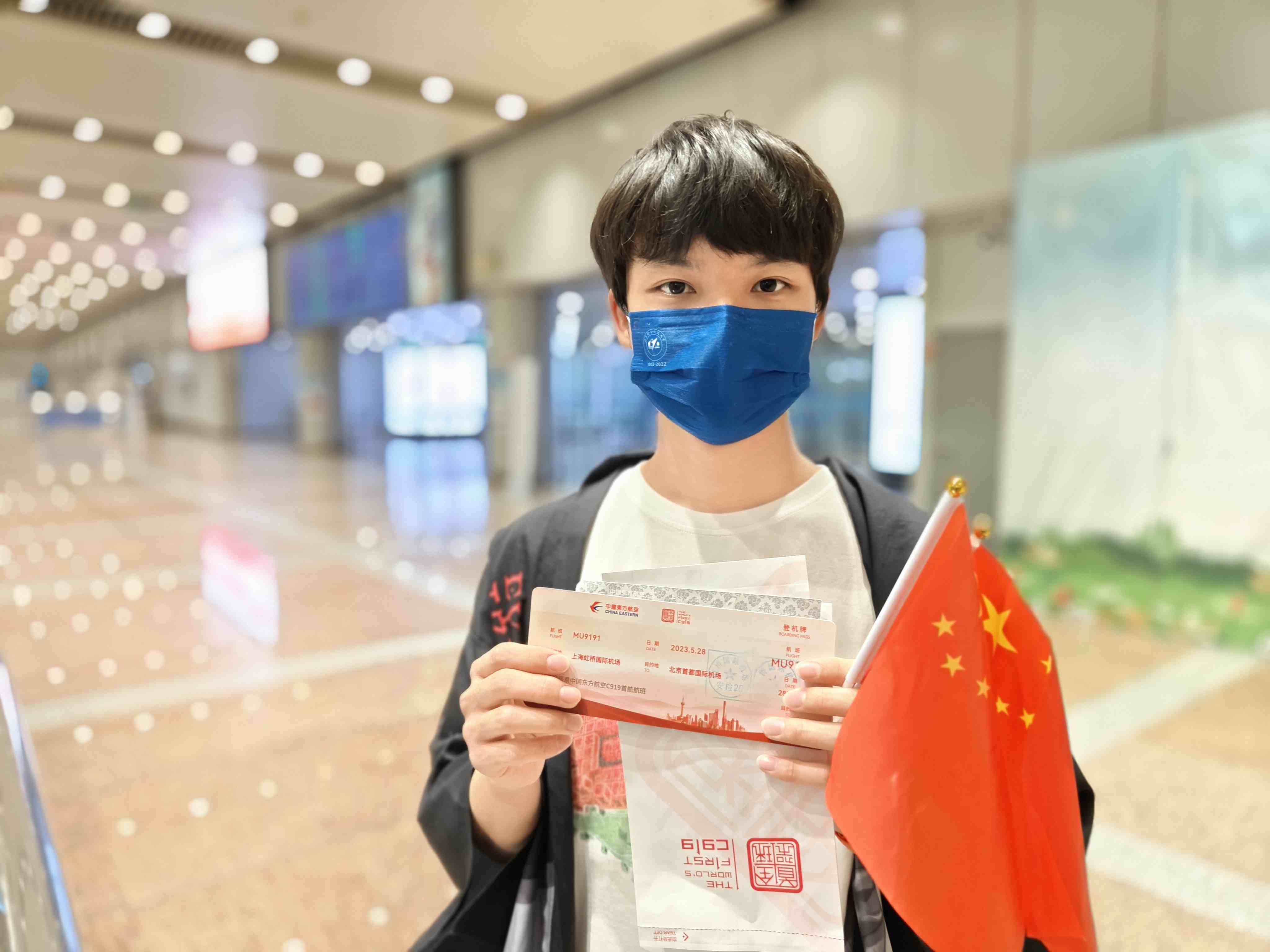 張可立向記者展示有著紀(jì)念意義的登機(jī)牌。人民網(wǎng)記者 夏曉倫攝