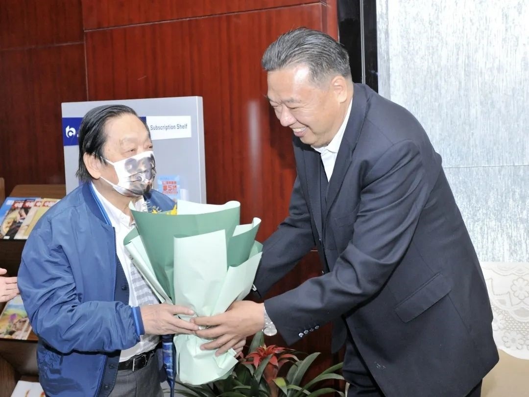 ▲青海省政協(xié)副主席、青海省林草局黨組書記、局長、祁連山國家公園青海省管理局局長李曉南在機場迎接韓美林