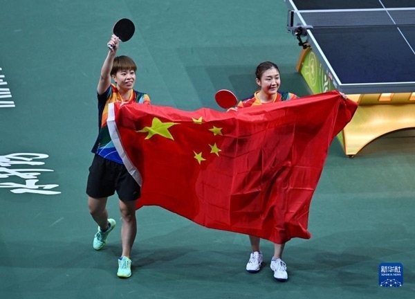 5月27日，陳夢（右）/王藝迪慶祝勝利。當日，在南非德班進行的2023年世界乒乓球錦標賽女子雙打決賽中，中國選手陳夢/王藝迪以3比0戰(zhàn)勝韓國選手田志希/申裕斌，奪得冠軍。新華社記者 陶希夷攝