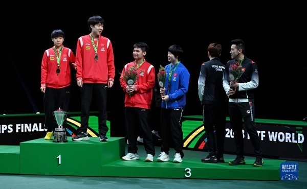 5月26日，冠軍中國組合王楚欽（左二）/孫穎莎（左一）與季軍中國組合林詩棟（左三）/蒯曼（左四）、中國香港組合黃鎮(zhèn)廷（右一）/杜凱琹在頒獎儀式后交流。新華社記者 陶希夷攝