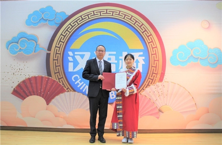 中國(guó)銀行首爾分行行長(zhǎng)周建軍為大學(xué)生組冠軍頒獎(jiǎng)并頒發(fā)就業(yè)證書(shū)。首爾孔子學(xué)院供圖